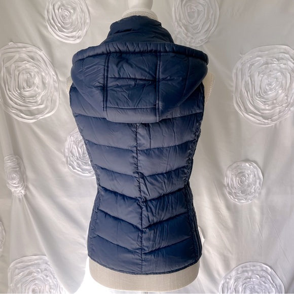 G. H. Bass & Co. down packable puffer navy blue vest with detachable hood, XS - Picture 4 of 12
